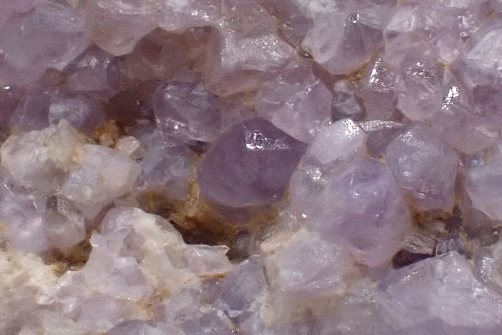 Cristaux de Fluorapatite violette &amp; Quartz , Tr&eacute;guennec 