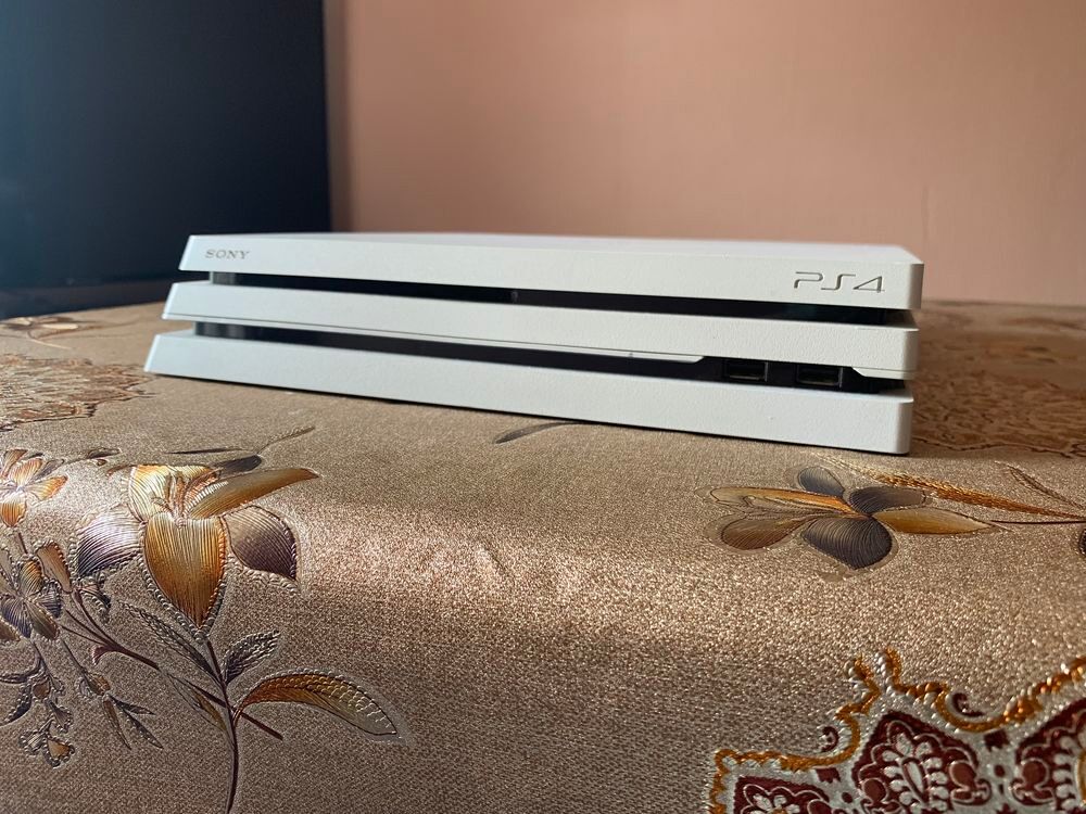 Console PS4 Pro 1To + 3 manettes + 5 jeux Consoles et jeux vidéos