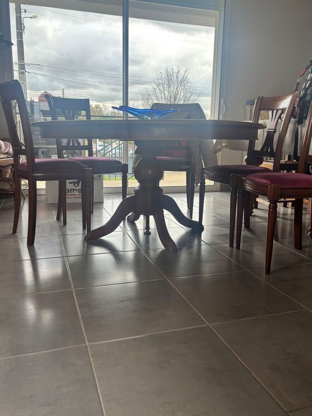 Table en bois avec chaises Meubles