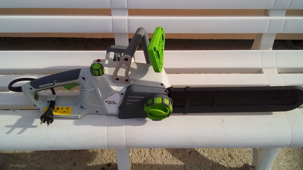 une tronconneuse &eacute;lectrique 2200w ; en tr&egrave;s bon &eacute;tat . Bricolage