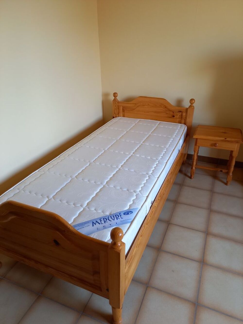 Lit 90 + matelas + chevet Meubles