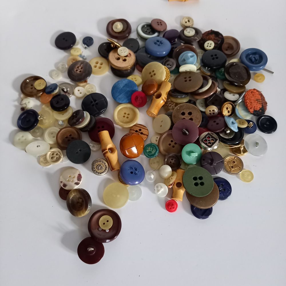 Lot de 200 gr de boutons, des anciens boutons Vêtements