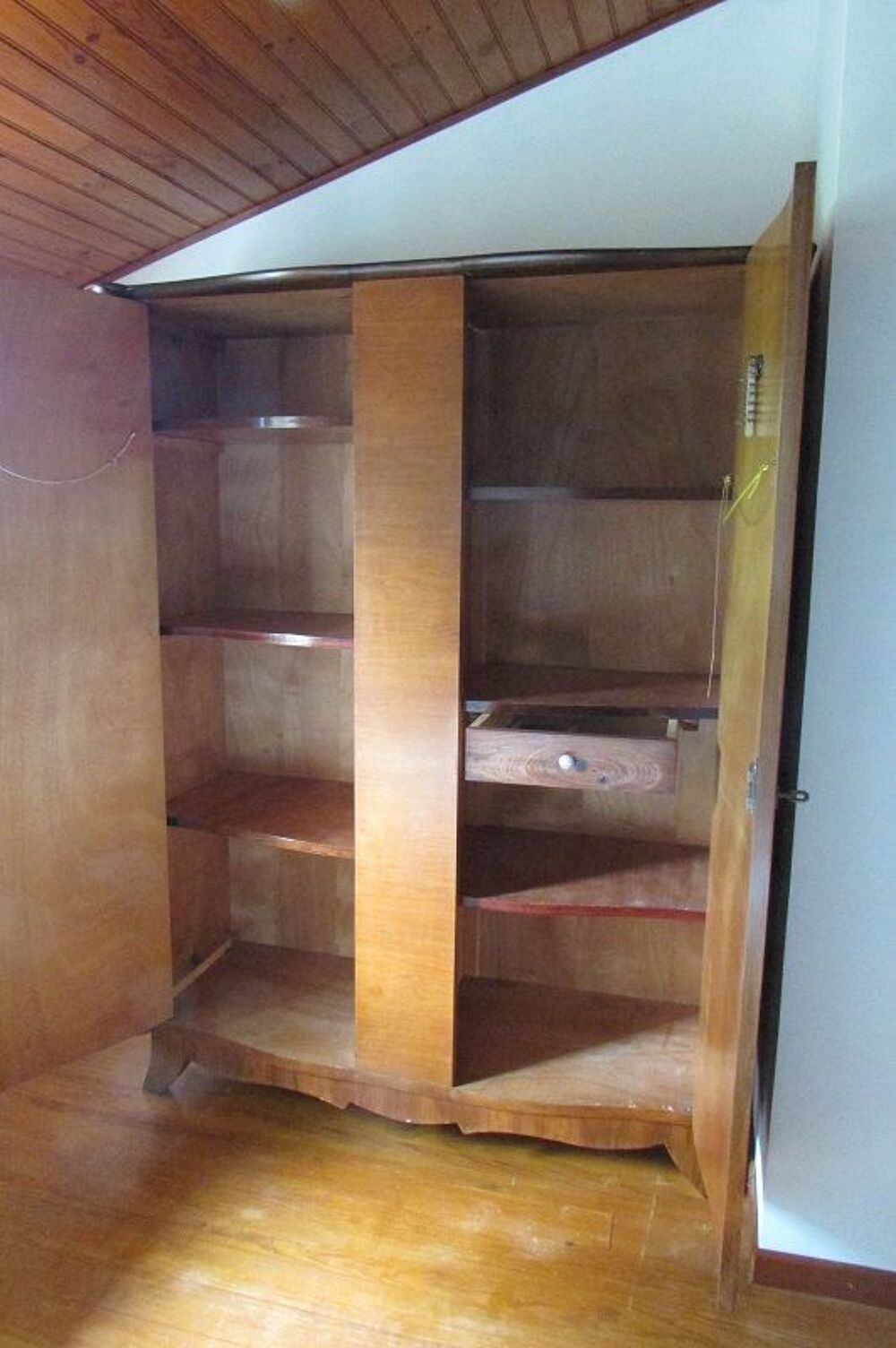 Petite armoire scandinave vintage en placage noyer , 1940s Meubles
