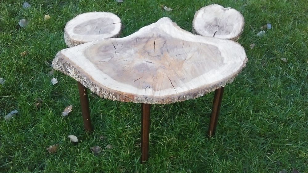 Table rustique et tabourets rustiques Décoration