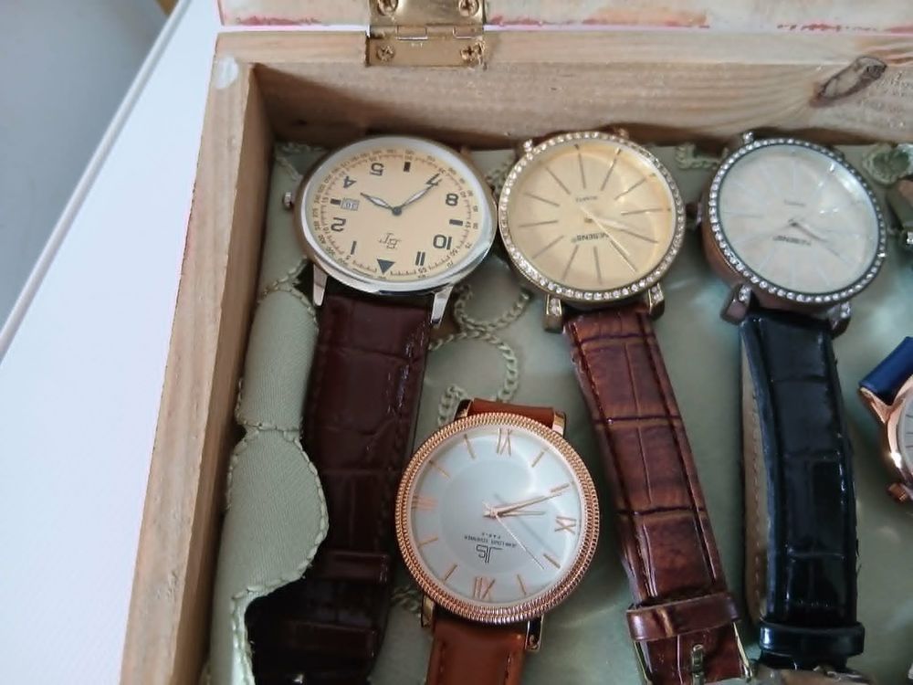 Lot dix montres + coffret bois vitr&eacute; de valeur N&deg;1348 Bijoux et montres