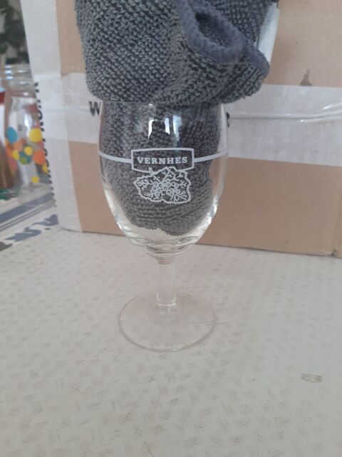 Verres de collection vernes  vin blanc 12 pieces 50 La Brosse-Montceaux (77)