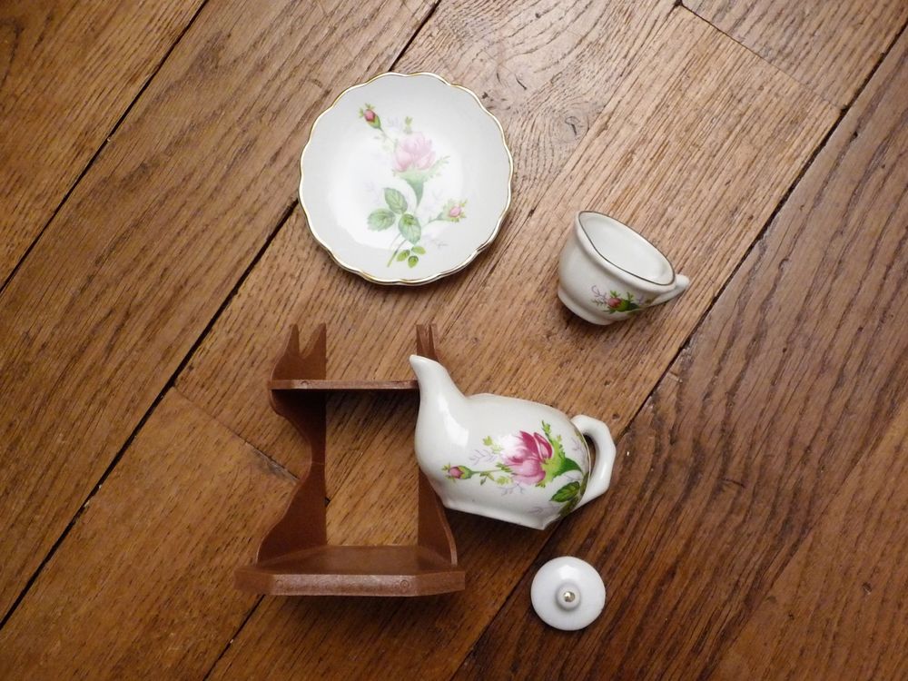 Service &agrave; Th&eacute; Miniature en C&eacute;ramique Blanc sur son Socle Décoration