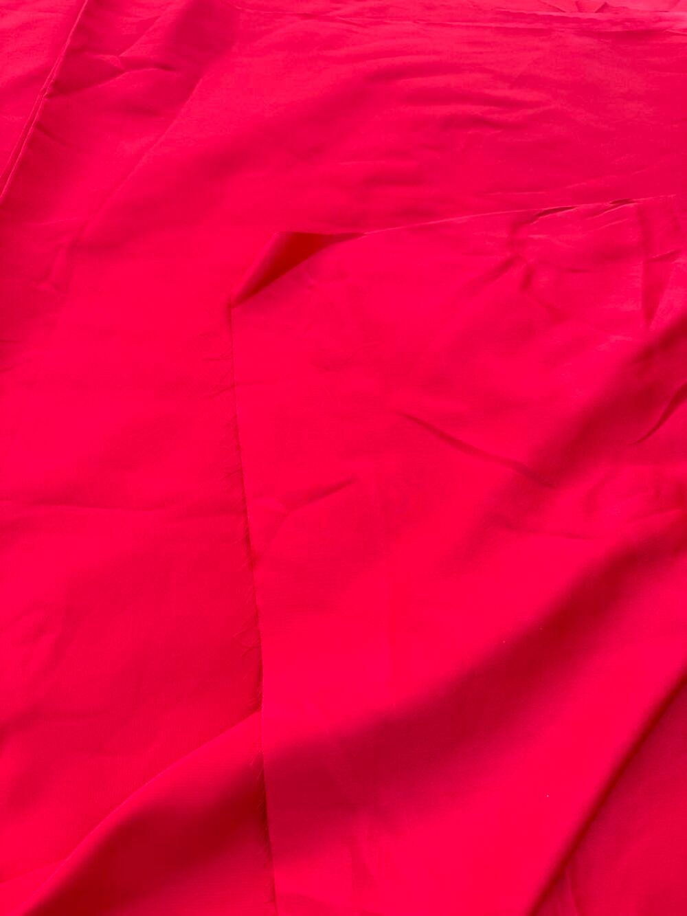 Coupon de tissu satin&eacute; rouge de 12m
Décoration