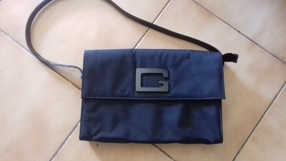 Sac &agrave; main de femme 
De couleur noire
Maroquinerie