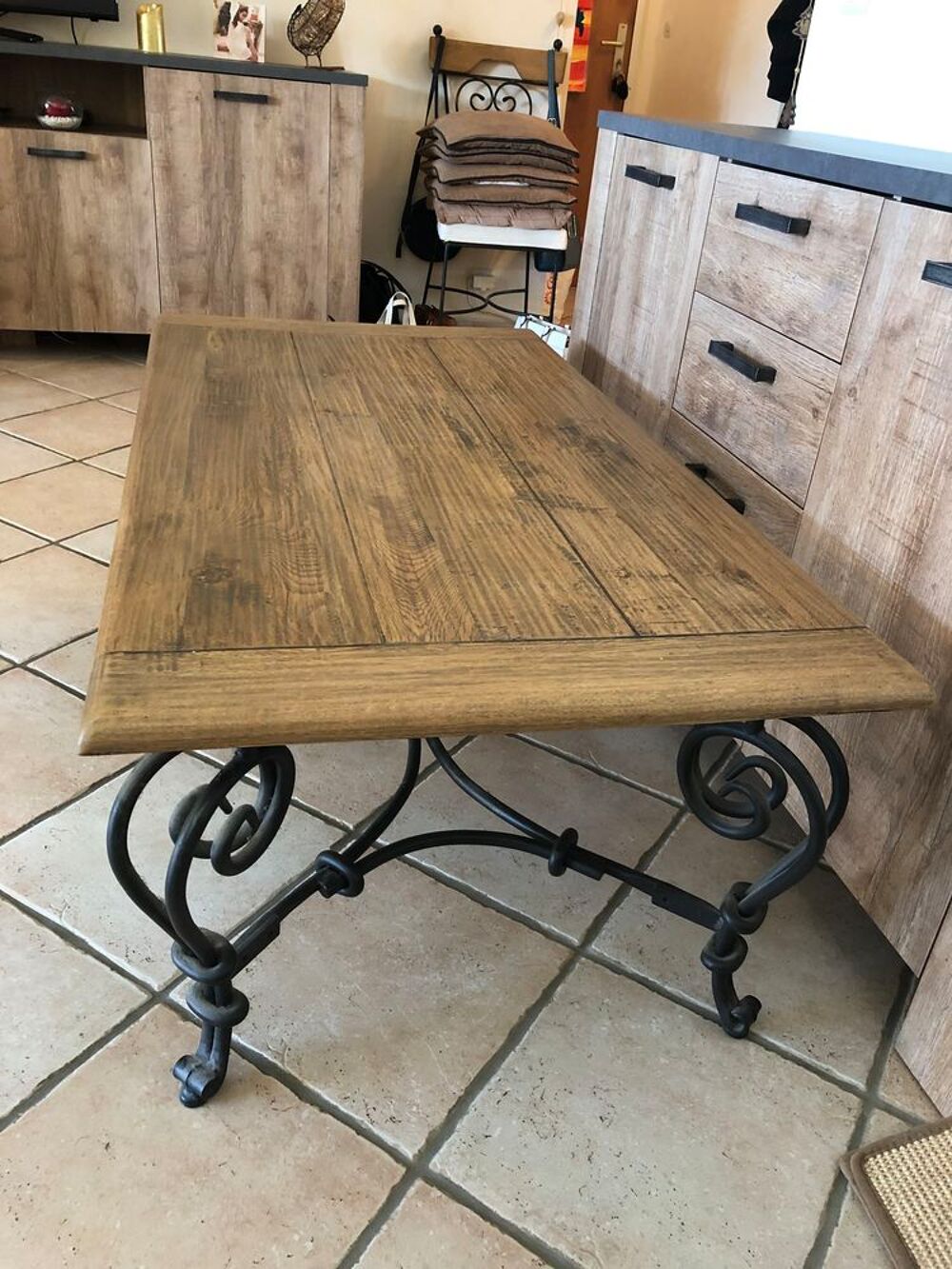 Table basse bois massif ch&ecirc;ne clair. Pieds en fer forg&eacute;. Meubles