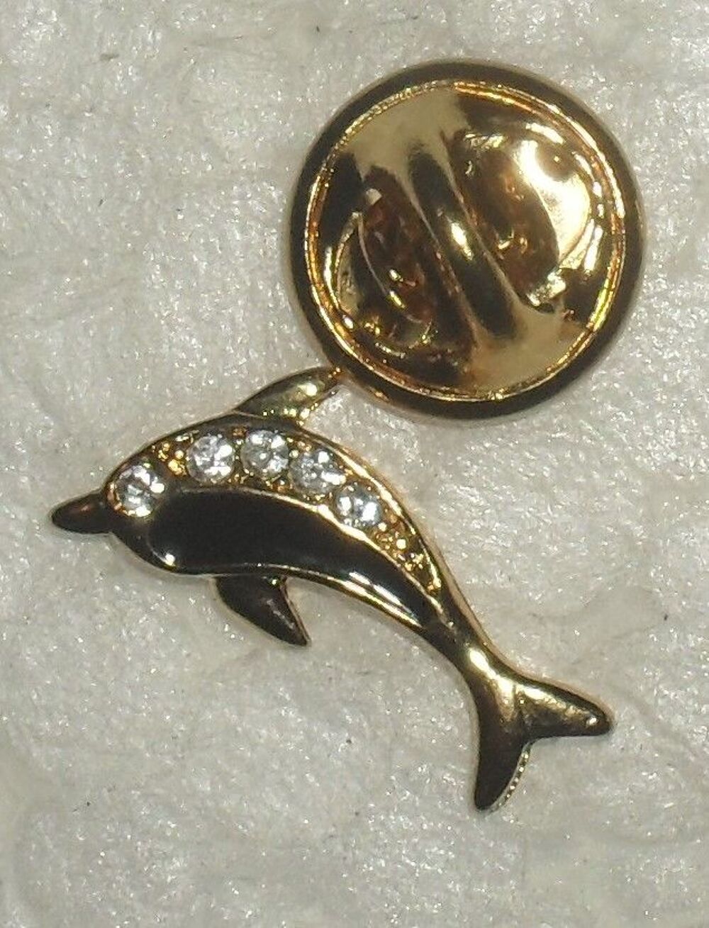 2 Pin's Dauphin et Cygne dor&eacute;s avec des brillants. 