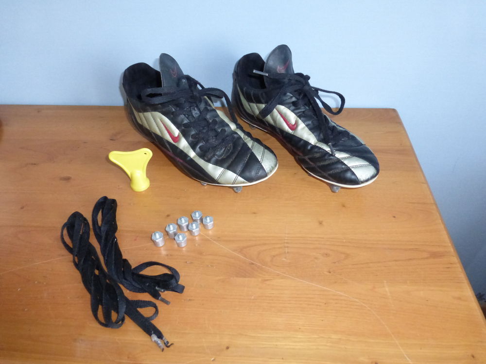 CHAUSSURE DE FOOTBALL NIKE crampons -43 Sports