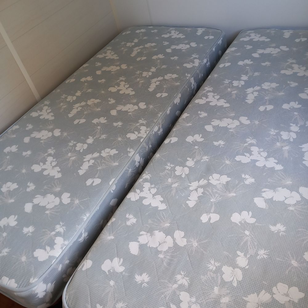 2 lits de 80cm 
' Meubles