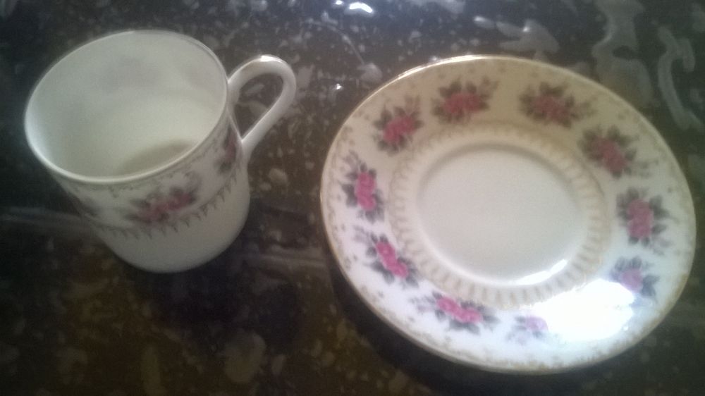 Tasse avec sa soucoupe 
Marque Afibel
D&eacute;core de roses Ann&eacute; Cuisine