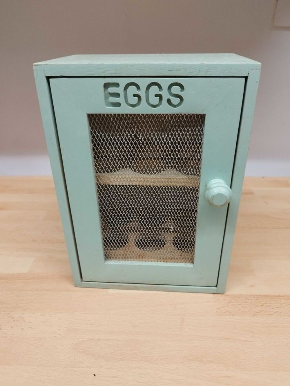 Armoire &agrave; oeufs en bois verte - Egg Cabinet boite &agrave; oeuf en bois jusqu'&agrave; 12 oeufs 
Dimensions 25 cm x 18 cm x 12 cm Meubles