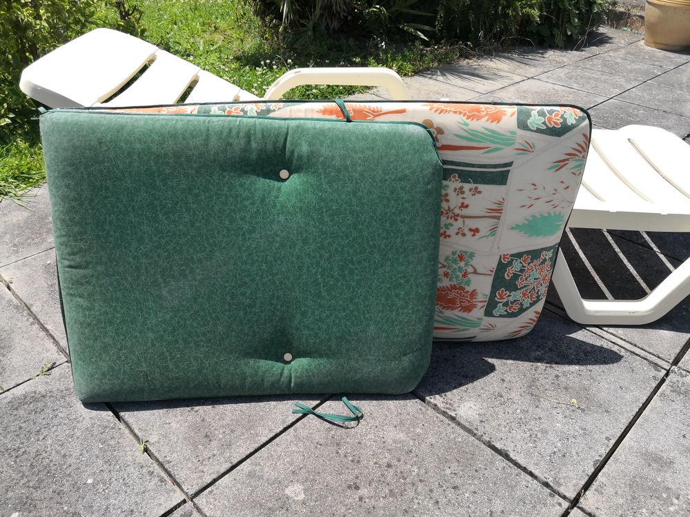 tr&egrave;s confortable lit de piscine et matelas en excellent &eacute;tat Jardin
