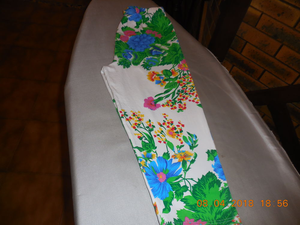 pantalon &agrave; fleurs t 30 32 
Vêtements enfants