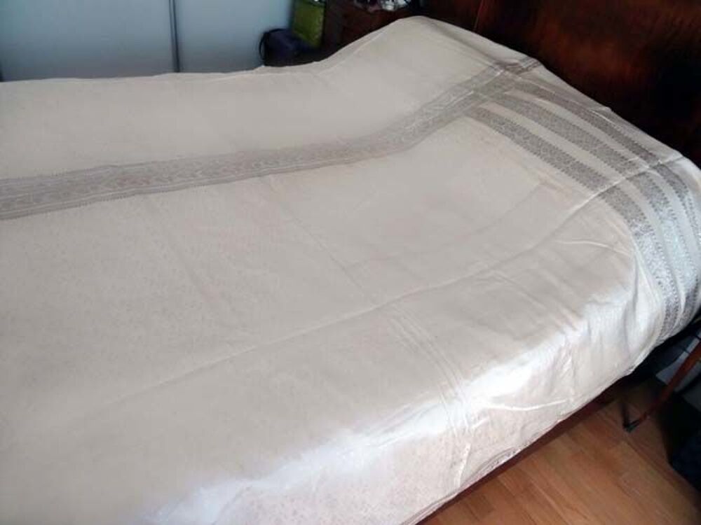 Couvre lit en sari brod&eacute; argent 220 x 240 cm TBE Décoration