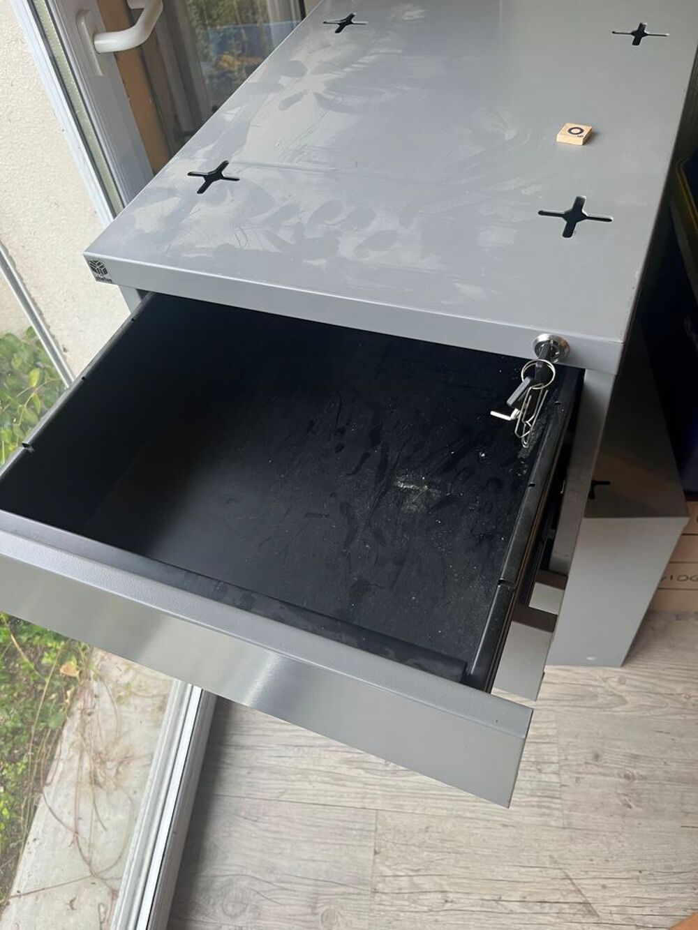 Bureau m&eacute;tallique gris avec rangements Meubles