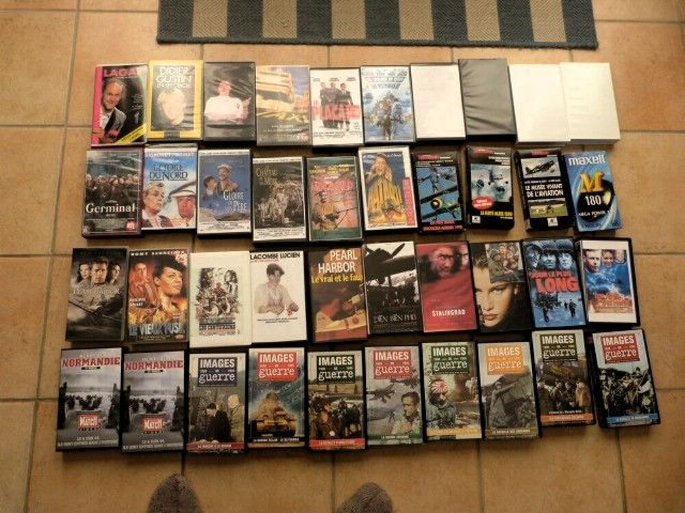 34 cassettes VHS vieux films et films de guerre et une neuve Audio et hifi