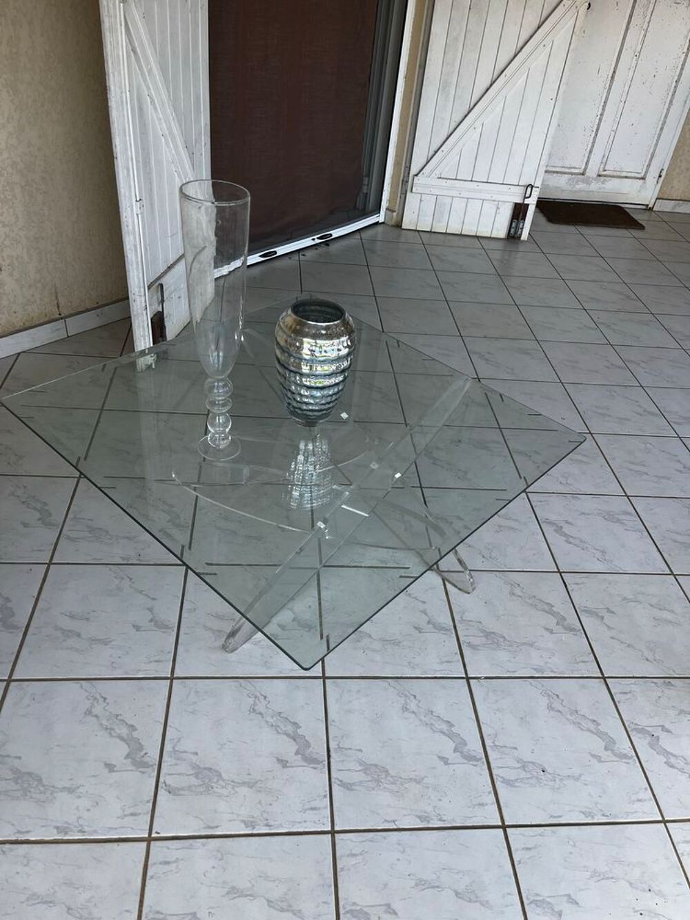 Table basse en verre +vase +accessoires Deco Meubles