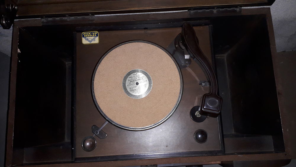 Meuble Electrophone La Voix de son Ma&icirc;tre
