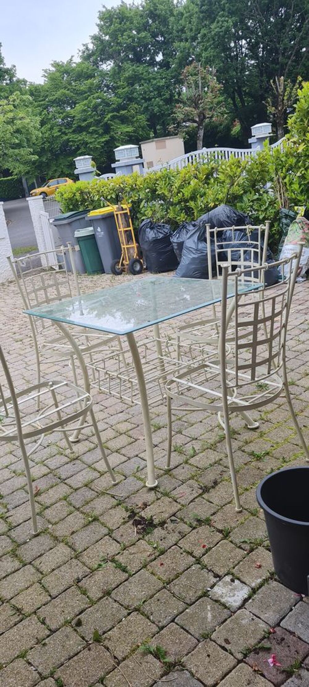Table ext&eacute;rieur en m&eacute;tal avec ses 4 chaises. Couleur beige. Jardin