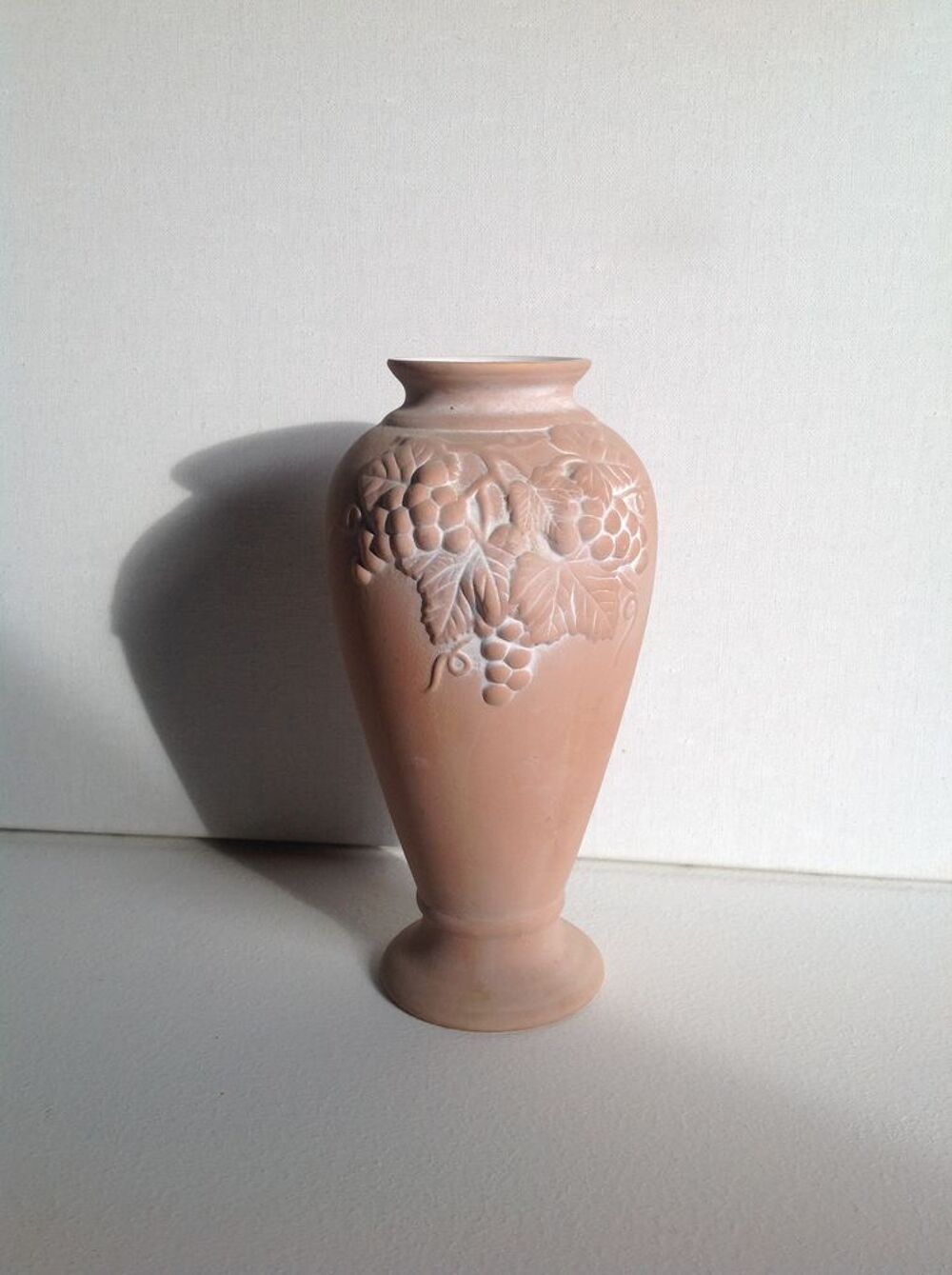 VASE EN GR&Egrave;S AVEC GRAPPES DE RAISINS BAS RELIEF Envoi Possib Décoration