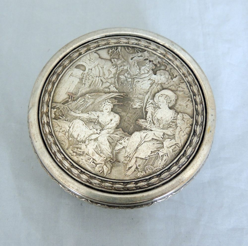 Tr&egrave;s jolie boite en m&eacute;tal argent&eacute; grav&eacute;e 