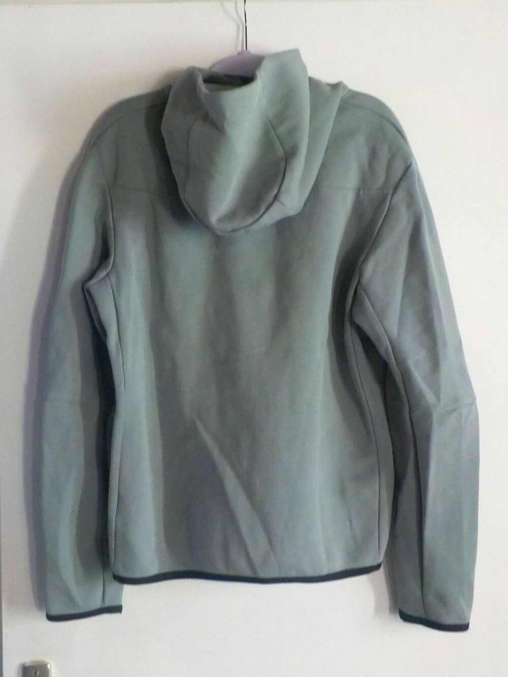 VESTE A CAPUCHE VERT PALE NIKE TAILLE M Vêtements