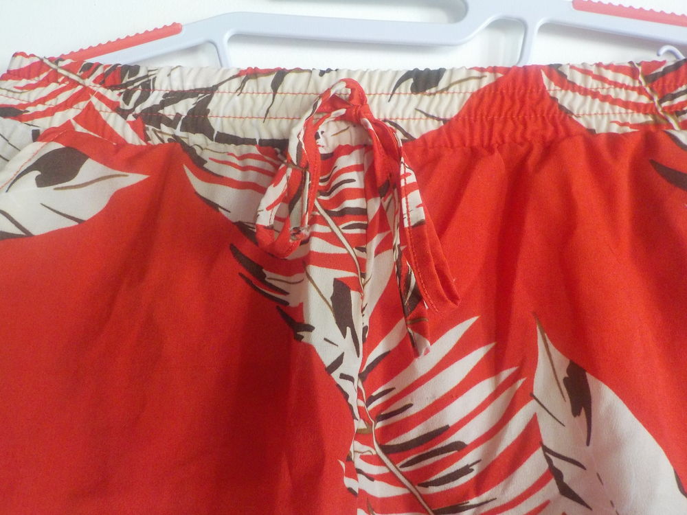 SHORT FEMME ROUGE DESSIN FEUILLES BEIGES ET MARRONS Vêtements