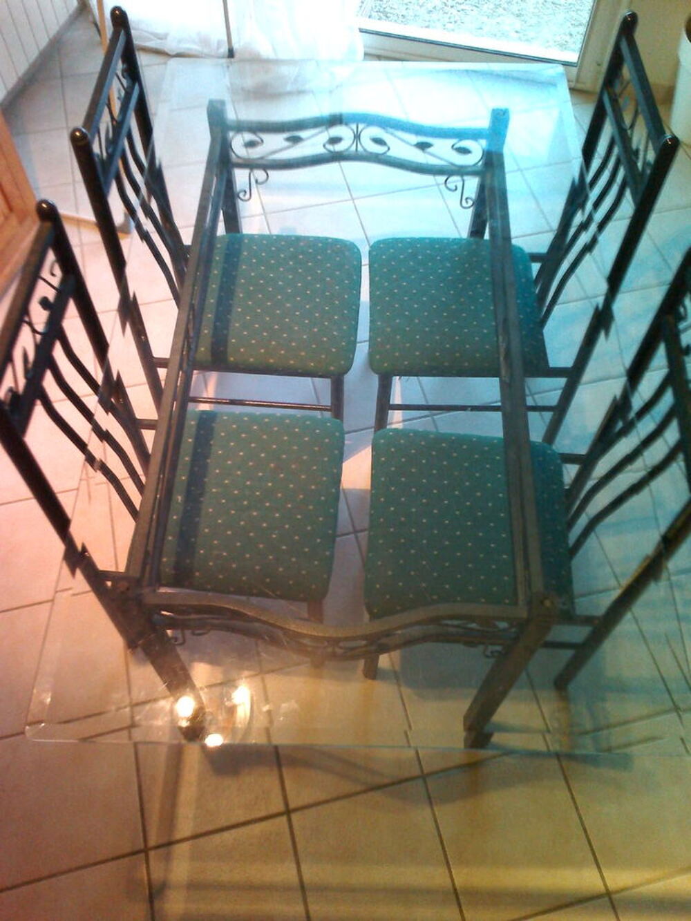 table en verre + les 4 chaises Meubles