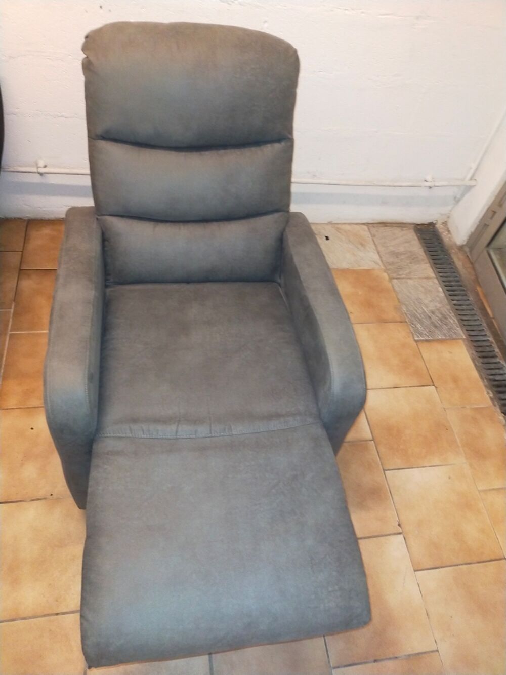 Fauteuil d&eacute;tente en Nubuck gris Meubles