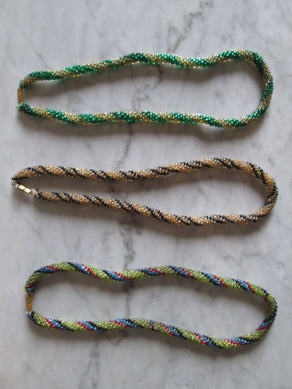 Colliers en petites perles de couleurs Bijoux et montres