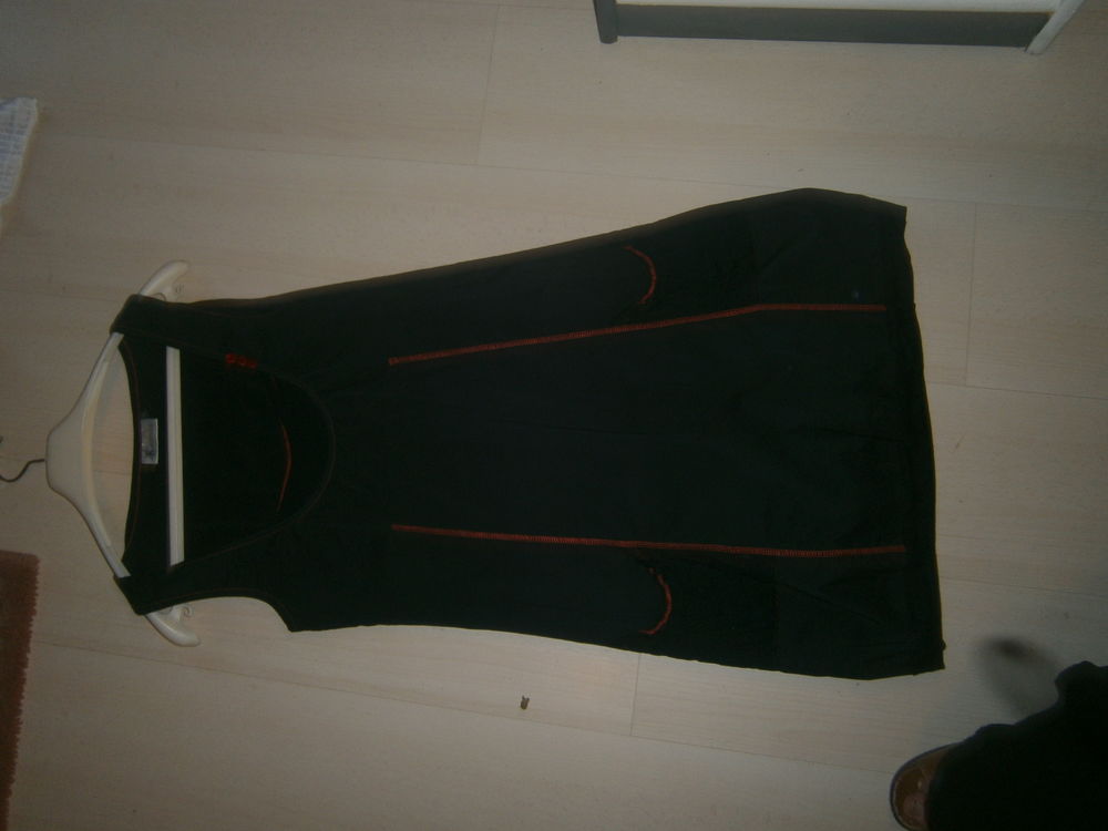 robes femmes
- un noire niveau genoux avec liseret rouge Vêtements