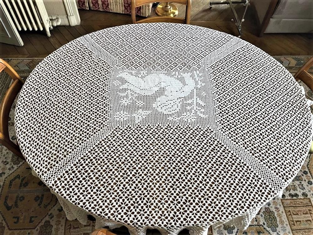 Nappe ronde neuve blanche faite main au crochet 280 cm diam D�coration
