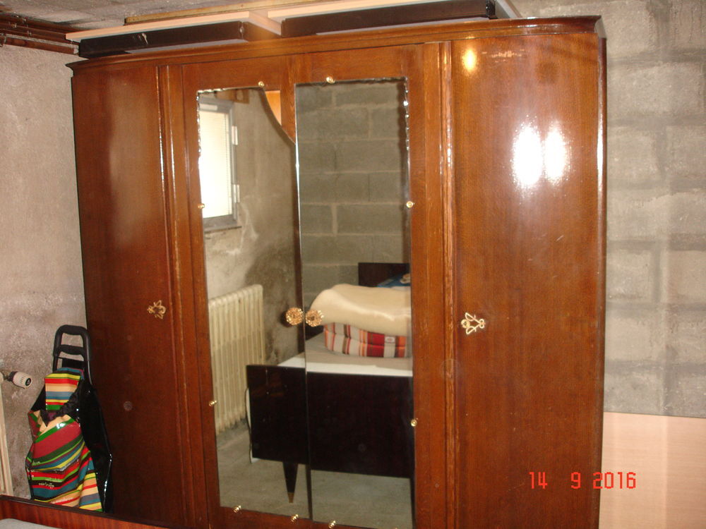 Ancienne armoire 4 portes dont 2 vitr&eacute;es Meubles