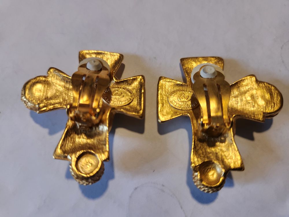 BO Clip croix dor&eacute;e DG cabochon bleu/ perle/strass C.LACROIX Bijoux et montres