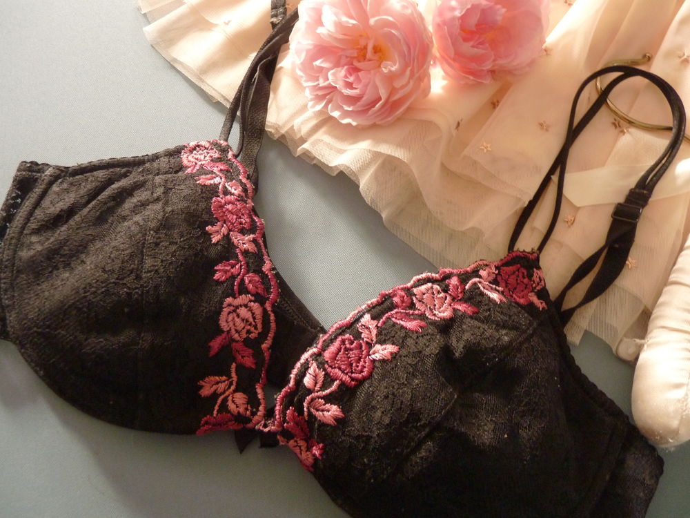 lingerie femme soutien gorge noir rose 90C TBE Vtements