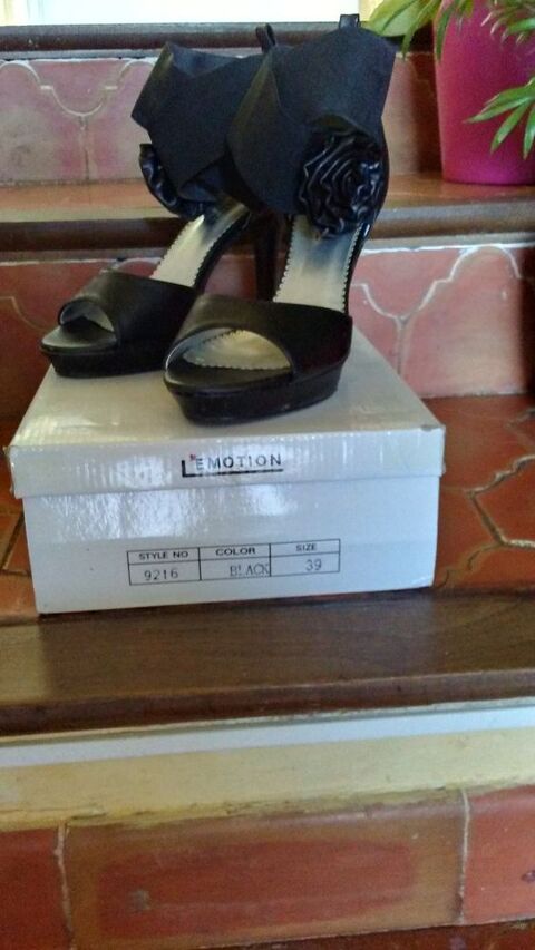 Sandales noires talons hauts 10 Saint-�tienne-les-Orgues (04)