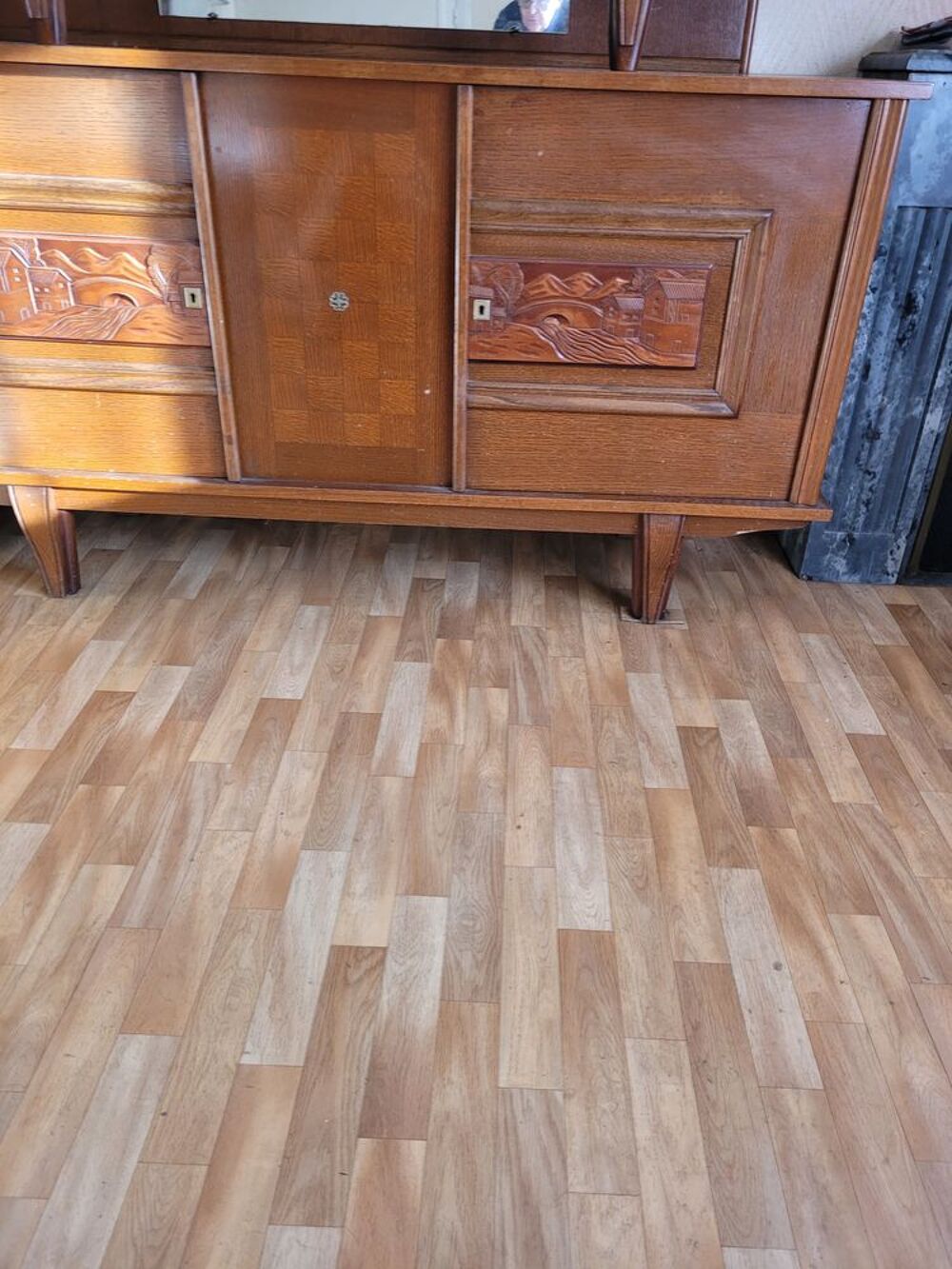 Buffet en bois sculpt&eacute; avec vitrines Meubles