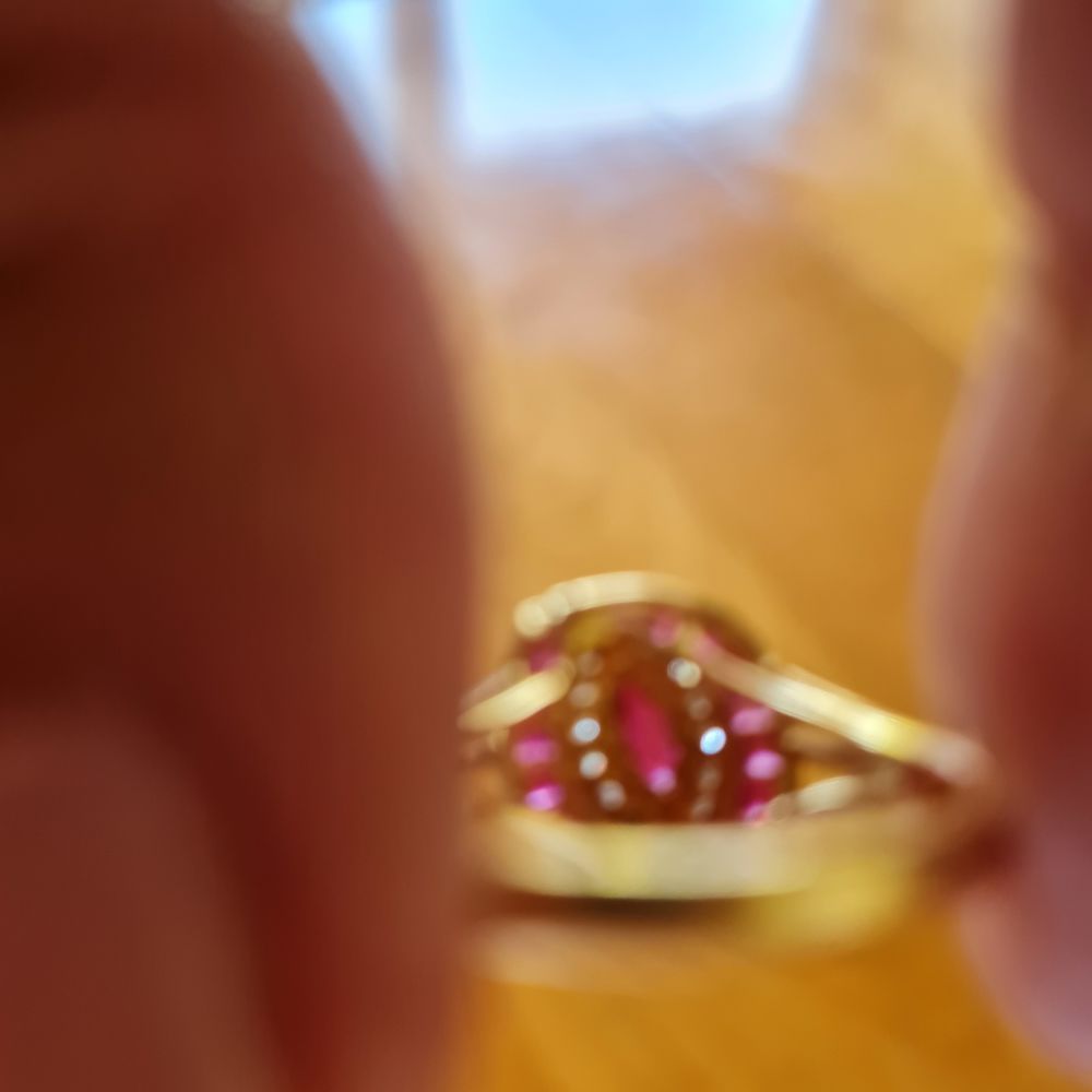 BAGUE OR RUBIS ET DIAMANTS Bijoux et montres
