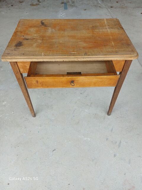 Petite table avec tiroir L85 cm l 55 cm H 73cm Cosne-Cours-sur-Loire (58)