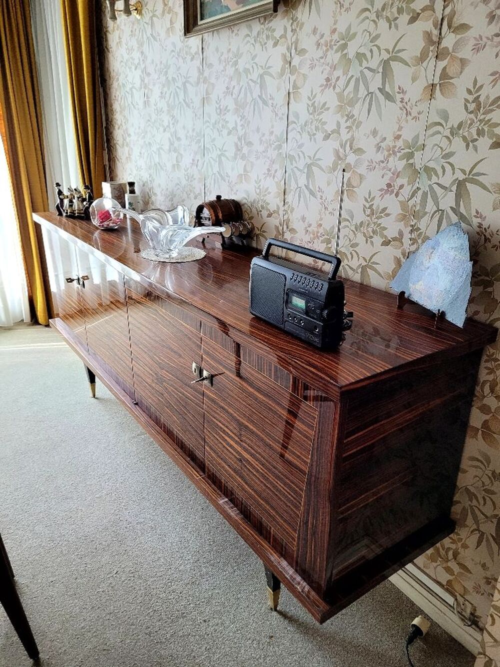 Le buffet plus la table Meubles