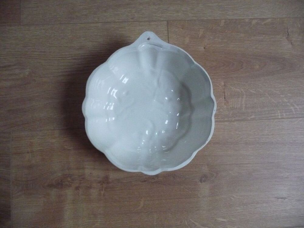 Joli moule rond en porcelaine motifs fleurs et fruits - Neuf Décoration