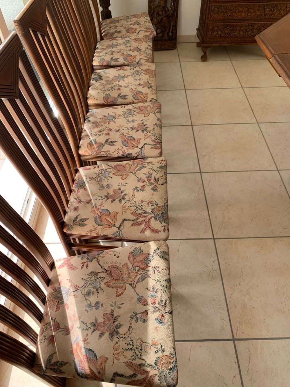 Table salle &agrave; manger DELORME bois massif noyer + 6 chaises s Meubles