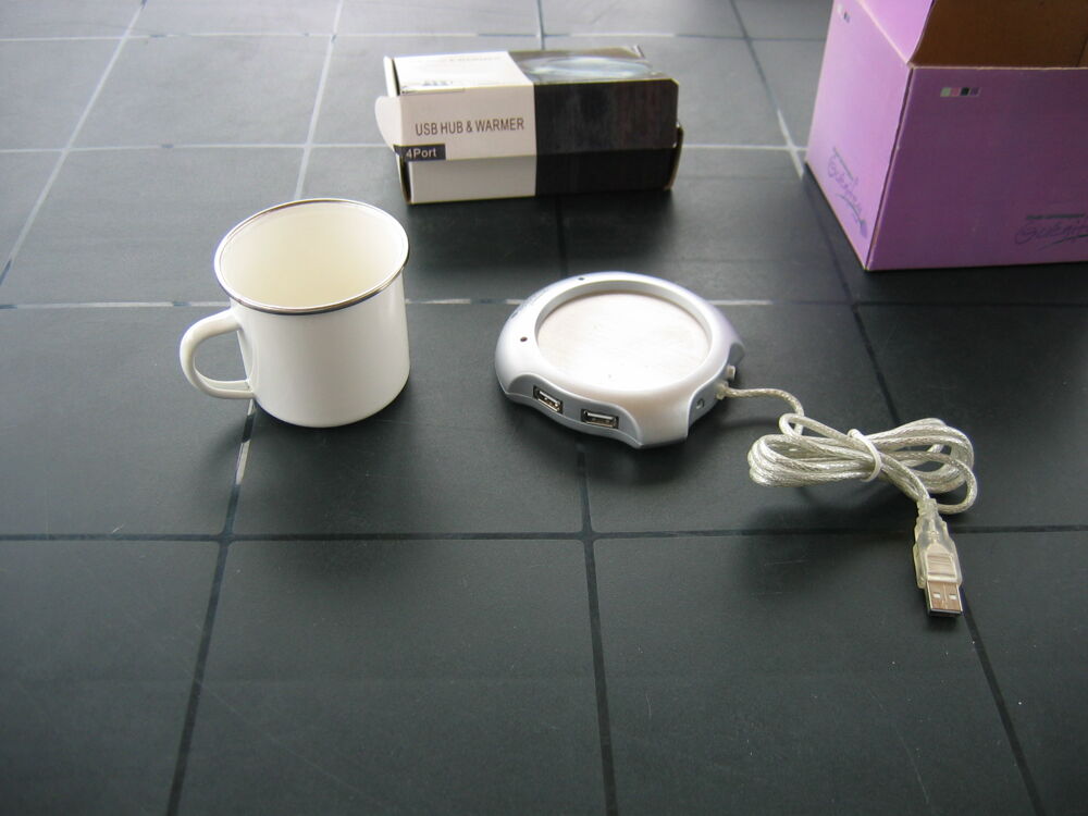 Tasse USB Connect&eacute;e Pour un Caf&eacute; Chaud. Décoration