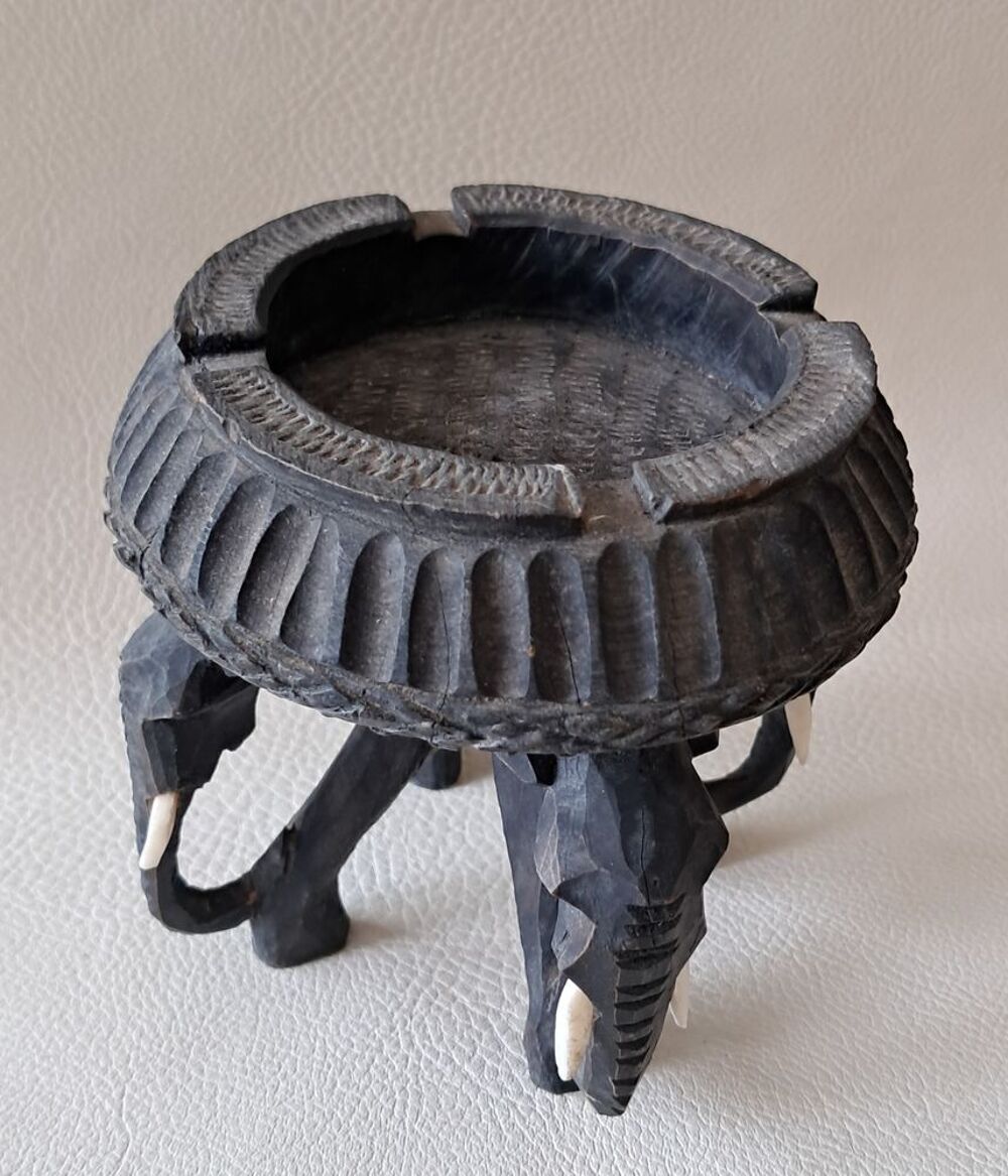 cendrier africain en bois d'&eacute;b&egrave;ne reposant sur 4 &eacute;l&eacute;phants Décoration