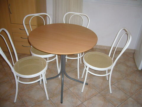 Table ronde et 4 chaises 55 Pomrols (34)