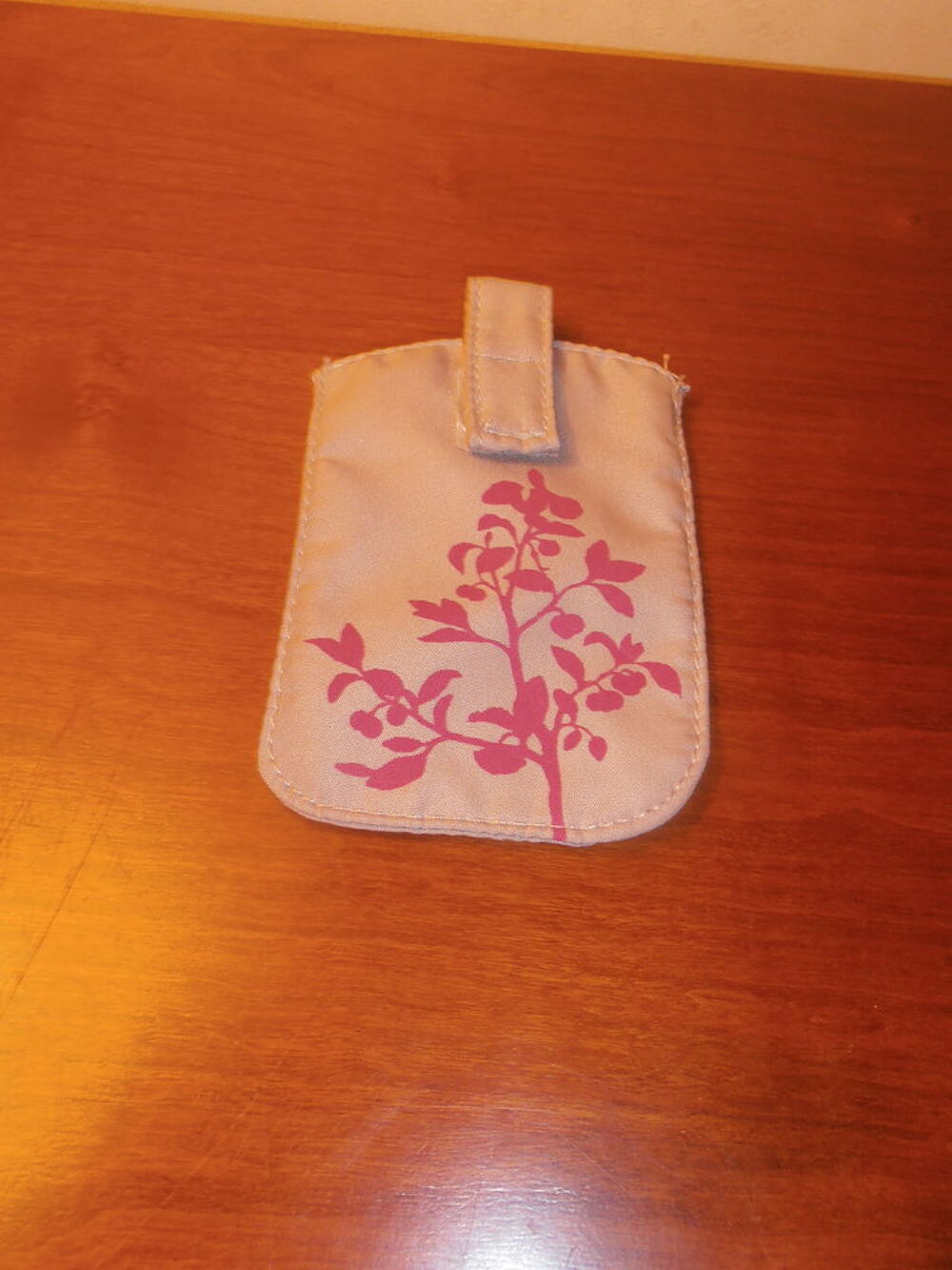 Pochette portable grise et fuchsias (26) Téléphones et tablettes